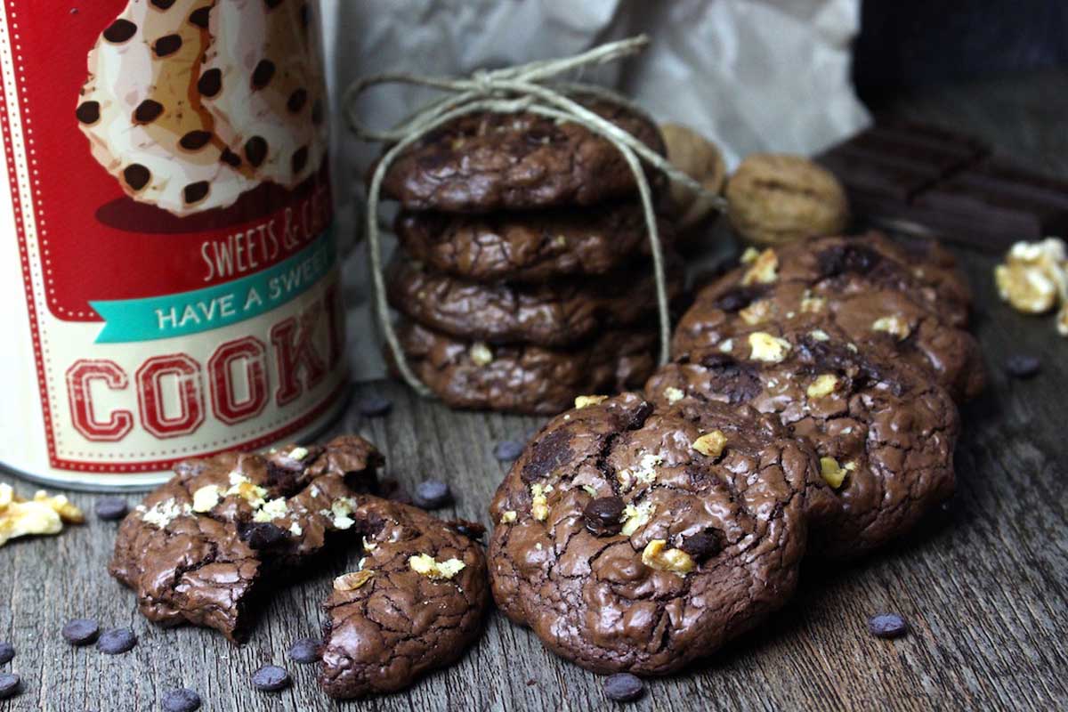 Las galletas de nueces y chocolate son un delicioso postre que combina el sabor crujiente de las nueces con el chocolate fundido.
