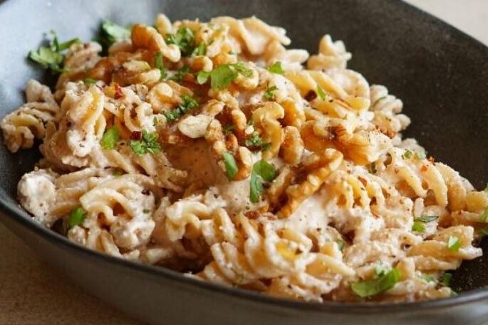 Pasta con Salsa Cremosa de Nueces y Ajo