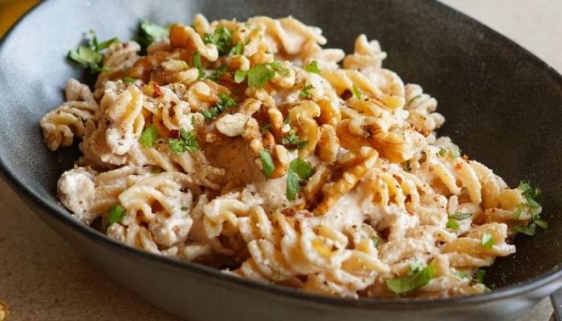 Pasta con Salsa Cremosa de Nueces y Ajo